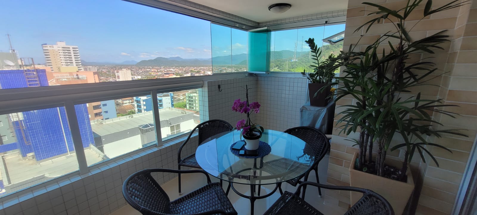  Apartamento Frente para o Mar  Condomínio Royal Garden  Mongaguá  77 m²  Porteira Fechada Vista Deslumbrante!  Se você busca conforto, exclusividade e uma localização privilegiada, esta é a oportunidade ideal! Lindo apartamento no Condomínio Royal Garden, em Mongaguá, com vista frontal para o mar e lazer completo.  ✨ 