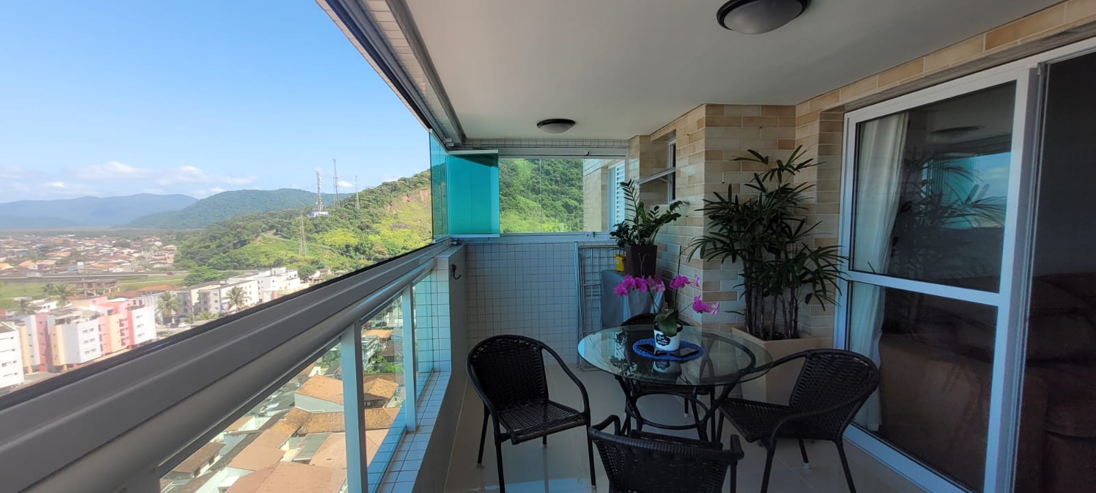  Apartamento Frente para o Mar  Condomínio Royal Garden  Mongaguá  77 m²  Porteira Fechada Vista Deslumbrante!  Se você busca conforto, exclusividade e uma localização privilegiada, esta é a oportunidade ideal! Lindo apartamento no Condomínio Royal Garden, em Mongaguá, com vista frontal para o mar e lazer completo.  ✨ 