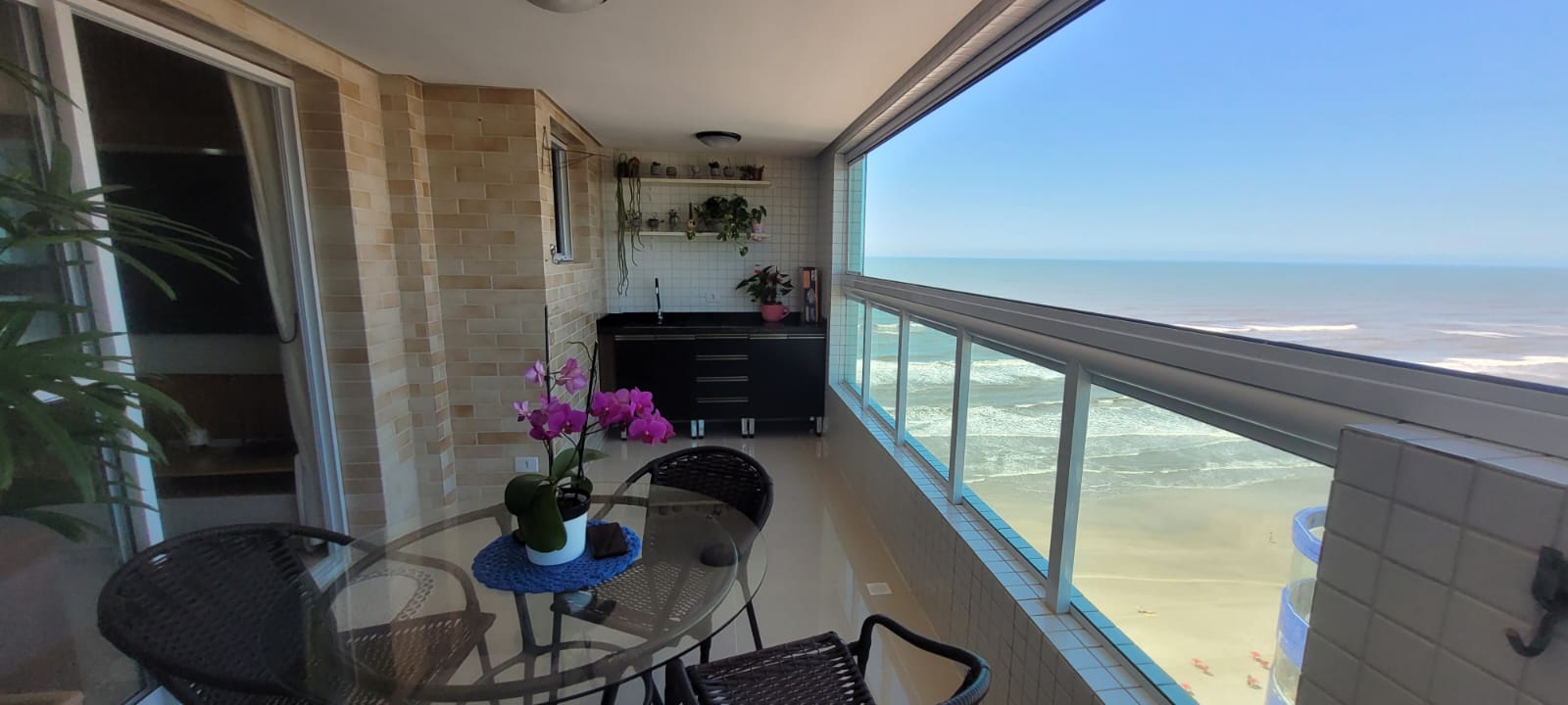  Apartamento Frente para o Mar  Condomínio Royal Garden  Mongaguá  77 m²  Porteira Fechada Vista Deslumbrante!  Se você busca conforto, exclusividade e uma localização privilegiada, esta é a oportunidade ideal! Lindo apartamento no Condomínio Royal Garden, em Mongaguá, com vista frontal para o mar e lazer completo.  ✨ 