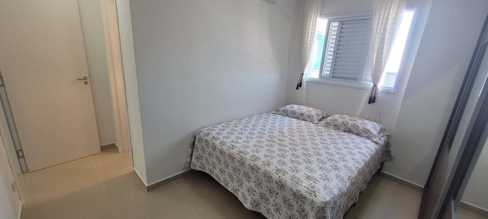  Apartamento Frente para o Mar  Condomínio Royal Garden  Mongaguá  77 m²  Porteira Fechada Vista Deslumbrante!  Se você busca conforto, exclusividade e uma localização privilegiada, esta é a oportunidade ideal! Lindo apartamento no Condomínio Royal Garden, em Mongaguá, com vista frontal para o mar e lazer completo.  ✨ 