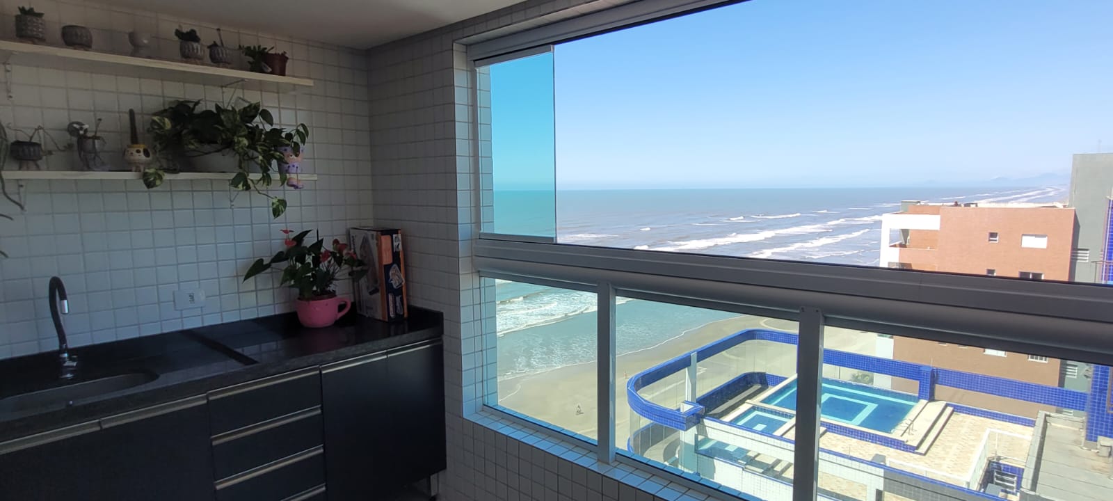  Apartamento Frente para o Mar  Condomínio Royal Garden  Mongaguá  77 m²  Porteira Fechada Vista Deslumbrante!  Se você busca conforto, exclusividade e uma localização privilegiada, esta é a oportunidade ideal! Lindo apartamento no Condomínio Royal Garden, em Mongaguá, com vista frontal para o mar e lazer completo.  ✨ 
