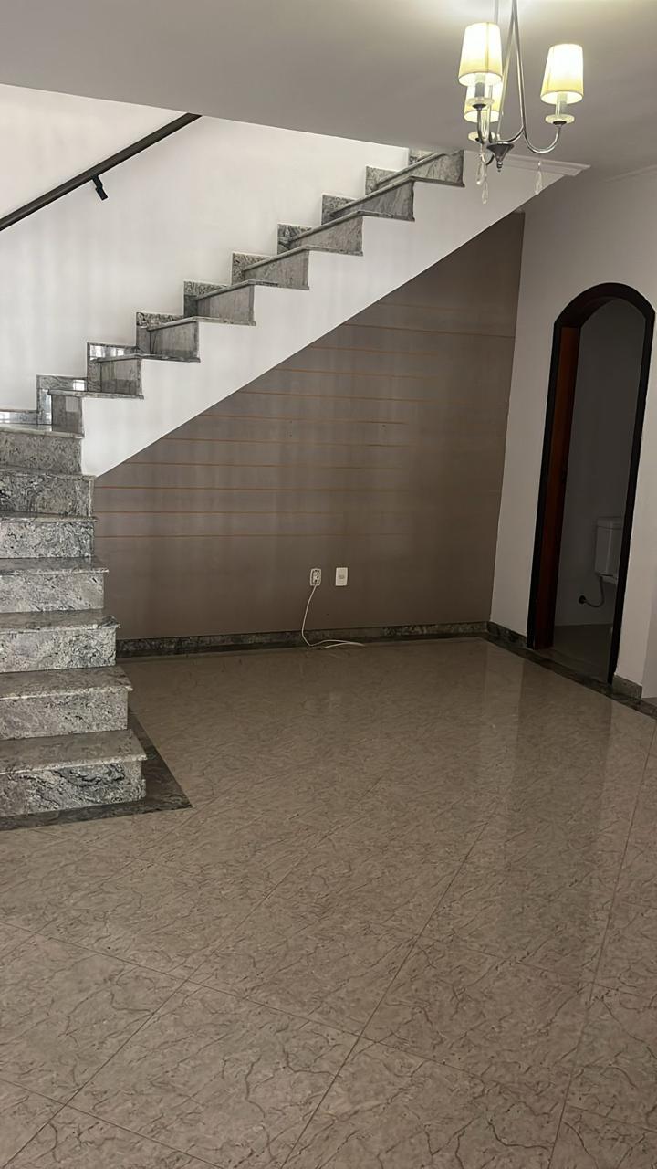  Excelente Sobrado à Venda – Oportunidade Imperdível!  ✨ 197m² de área construída  3 vagas de garagem 2 dormitórios espaçosos 3 banheiros Amplo salão de festas