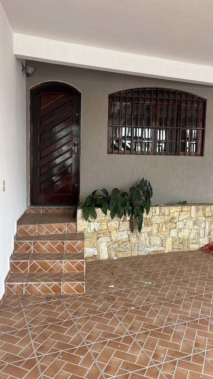  Excelente Sobrado à Venda – Oportunidade Imperdível!  ✨ 197m² de área construída  3 vagas de garagem 2 dormitórios espaçosos 3 banheiros Amplo salão de festas