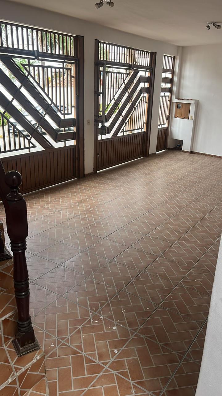  Excelente Sobrado à Venda – Oportunidade Imperdível!  ✨ 197m² de área construída  3 vagas de garagem 2 dormitórios espaçosos 3 banheiros Amplo salão de festas