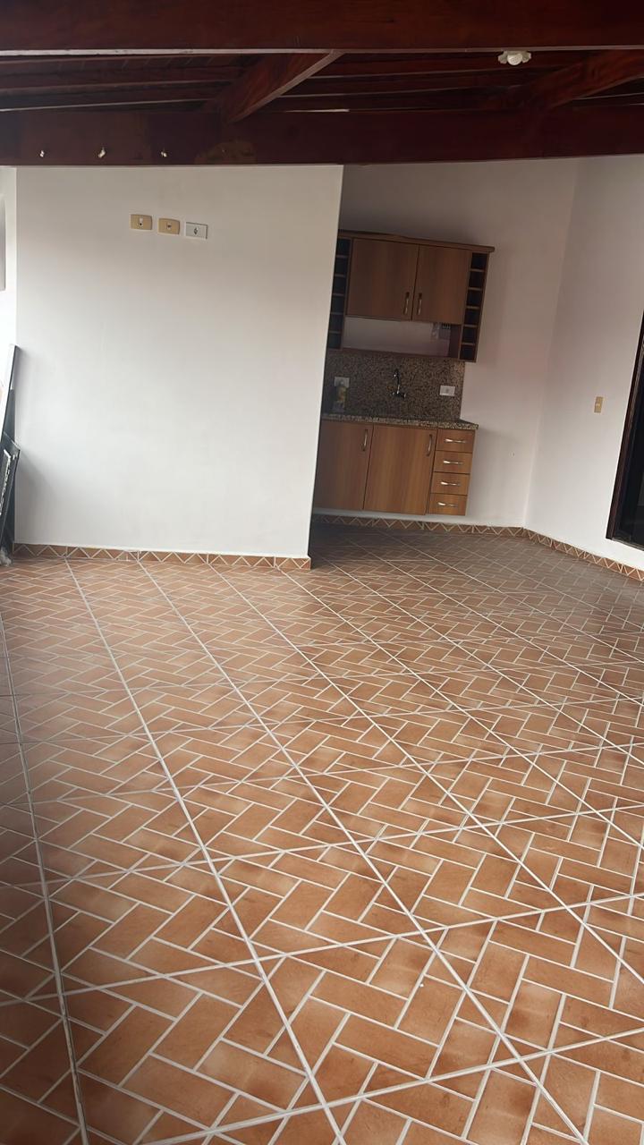  Excelente Sobrado à Venda – Oportunidade Imperdível!  ✨ 197m² de área construída  3 vagas de garagem 2 dormitórios espaçosos 3 banheiros Amplo salão de festas