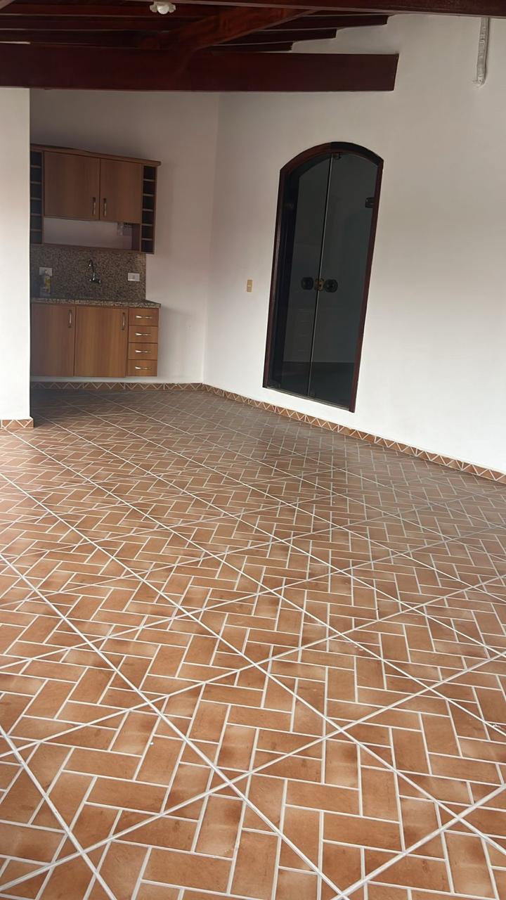  Excelente Sobrado à Venda – Oportunidade Imperdível!  ✨ 197m² de área construída  3 vagas de garagem 2 dormitórios espaçosos 3 banheiros Amplo salão de festas