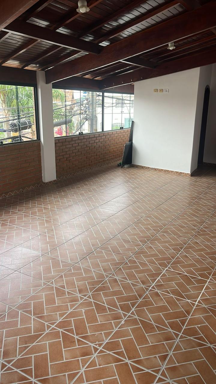  Excelente Sobrado à Venda – Oportunidade Imperdível!  ✨ 197m² de área construída  3 vagas de garagem 2 dormitórios espaçosos 3 banheiros Amplo salão de festas