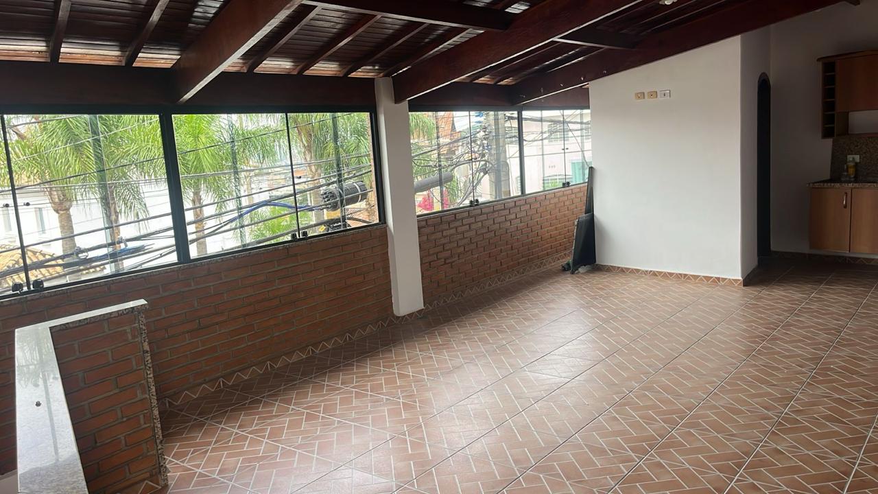  Excelente Sobrado à Venda – Oportunidade Imperdível!  ✨ 197m² de área construída  3 vagas de garagem 2 dormitórios espaçosos 3 banheiros Amplo salão de festas