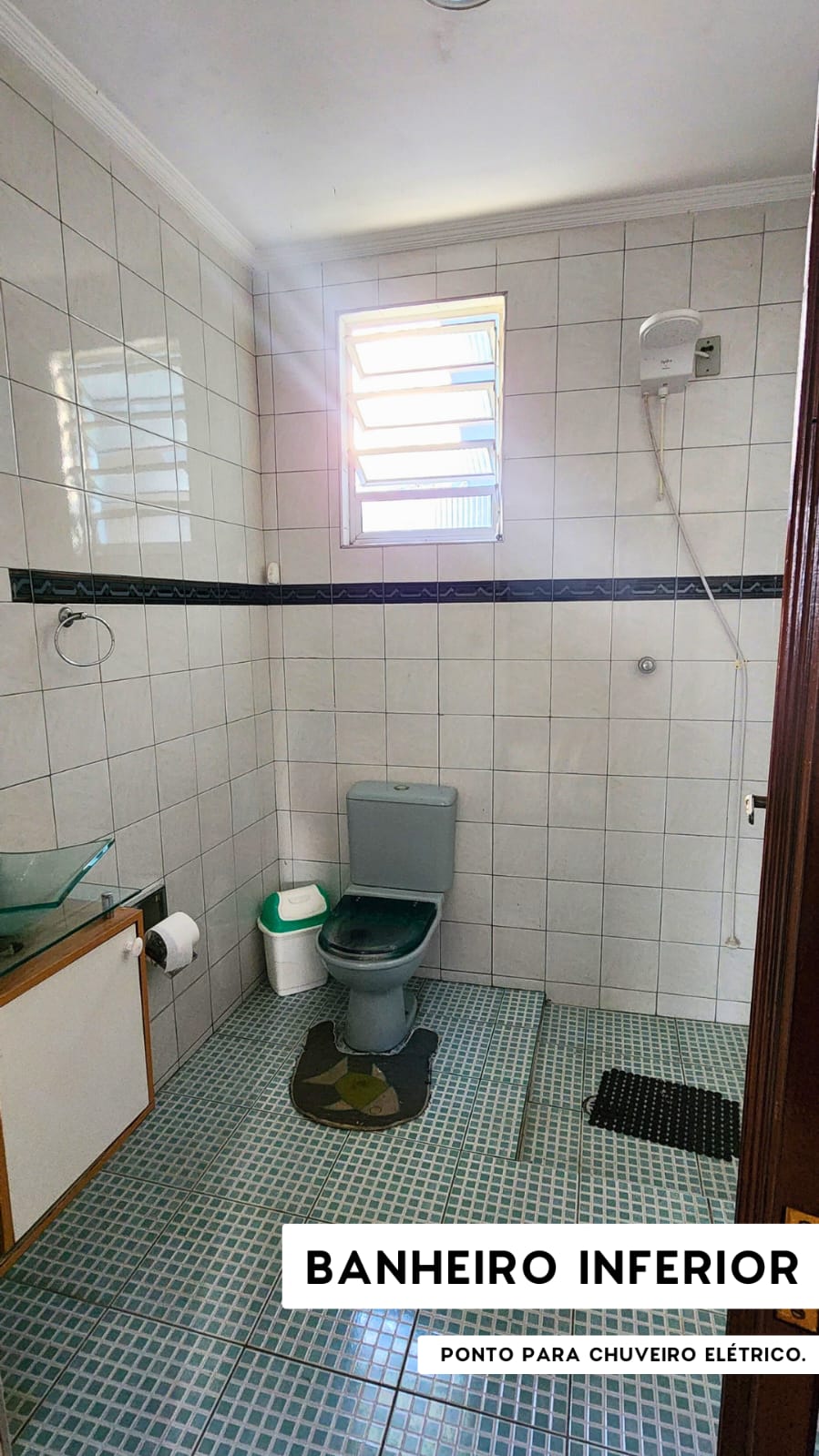   Sobrado completo, porteira fechada!  ✅ 3 dormitórios (1 suíte planejada) + 3 vagas  Rua sem saída, segurança e privacidade Churrasqueira + quintal + varanda privativa  Portões eletrônicos com interfone   Totalmente mobiliado – é entrar e morar!