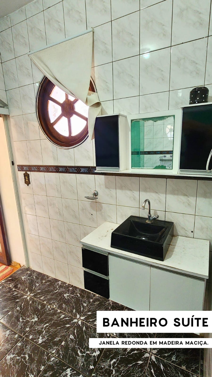   Sobrado completo, porteira fechada!  ✅ 3 dormitórios (1 suíte planejada) + 3 vagas  Rua sem saída, segurança e privacidade Churrasqueira + quintal + varanda privativa  Portões eletrônicos com interfone   Totalmente mobiliado – é entrar e morar!