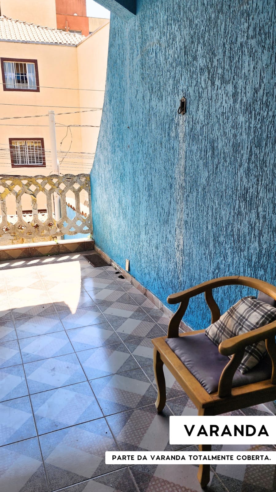   Sobrado completo, porteira fechada!  ✅ 3 dormitórios (1 suíte planejada) + 3 vagas  Rua sem saída, segurança e privacidade Churrasqueira + quintal + varanda privativa  Portões eletrônicos com interfone   Totalmente mobiliado – é entrar e morar!