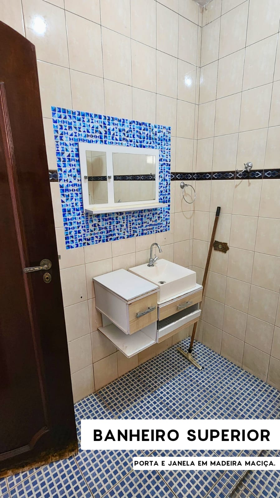   Sobrado completo, porteira fechada!  ✅ 3 dormitórios (1 suíte planejada) + 3 vagas  Rua sem saída, segurança e privacidade Churrasqueira + quintal + varanda privativa  Portões eletrônicos com interfone   Totalmente mobiliado – é entrar e morar!