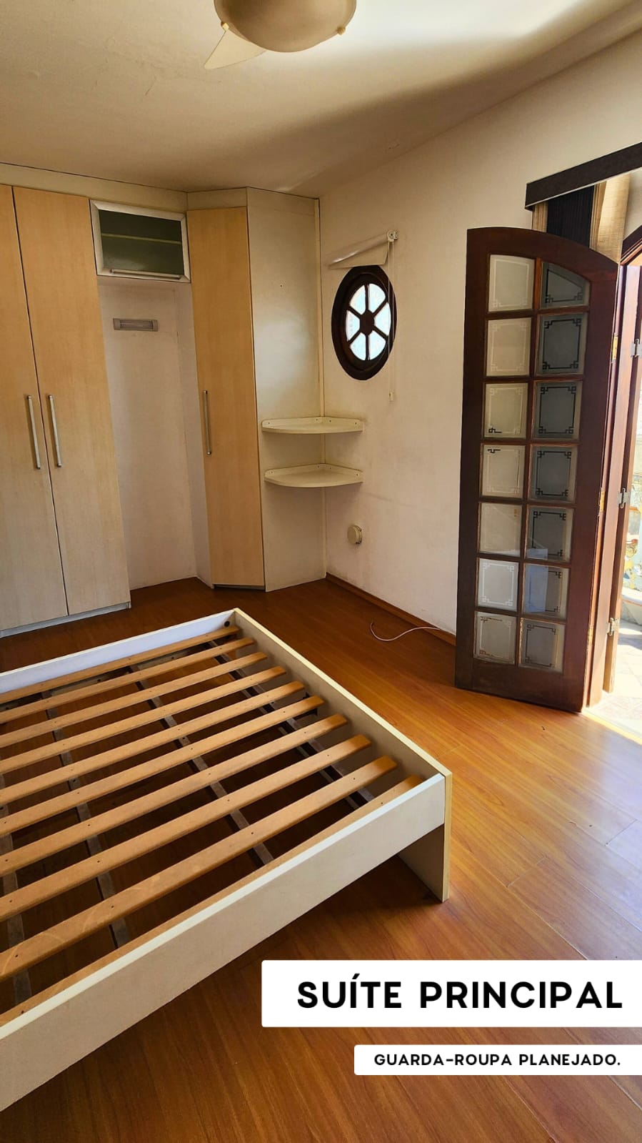   Sobrado completo, porteira fechada!  ✅ 3 dormitórios (1 suíte planejada) + 3 vagas  Rua sem saída, segurança e privacidade Churrasqueira + quintal + varanda privativa  Portões eletrônicos com interfone   Totalmente mobiliado – é entrar e morar!