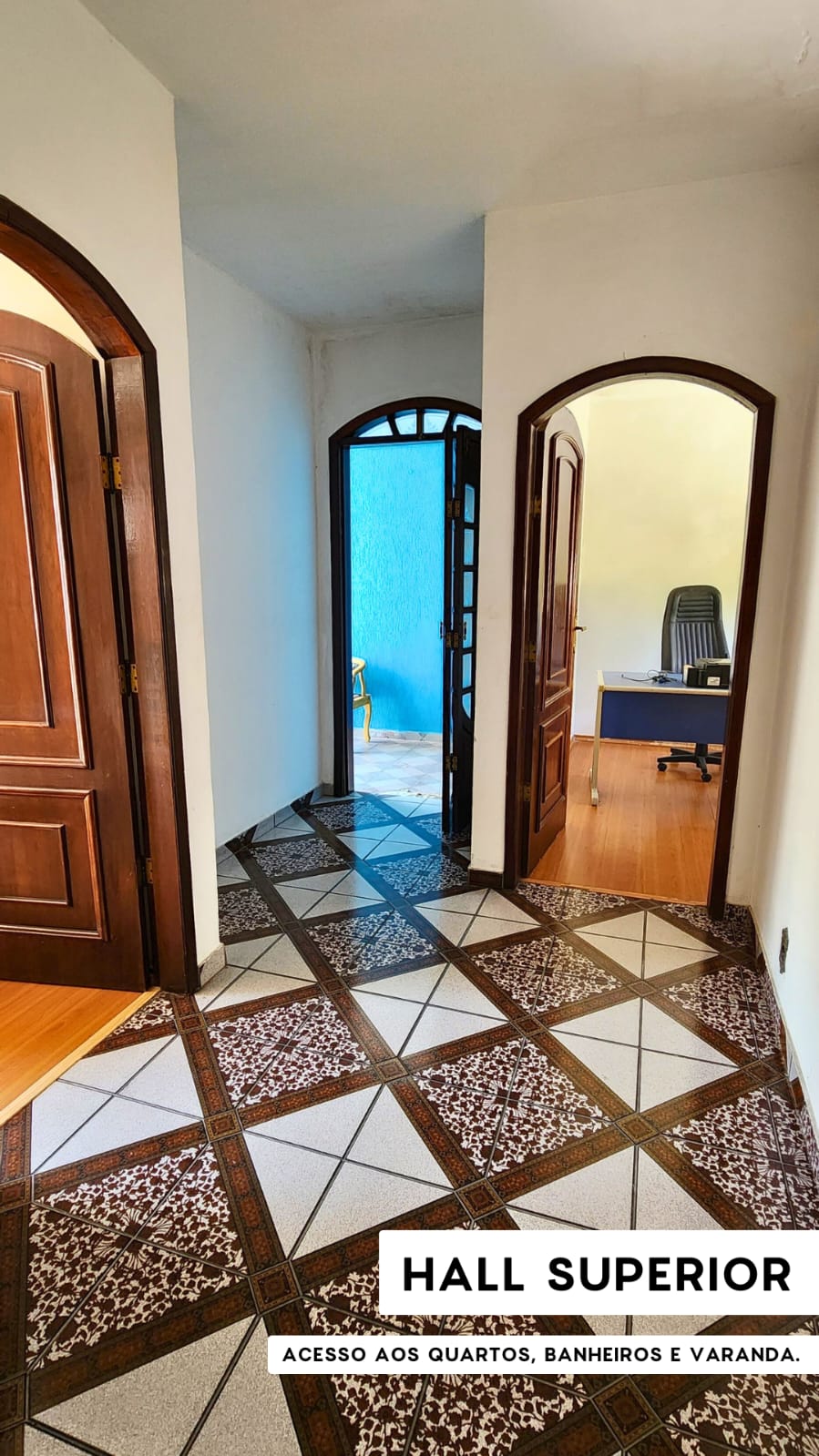   Sobrado completo, porteira fechada!  ✅ 3 dormitórios (1 suíte planejada) + 3 vagas  Rua sem saída, segurança e privacidade Churrasqueira + quintal + varanda privativa  Portões eletrônicos com interfone   Totalmente mobiliado – é entrar e morar!