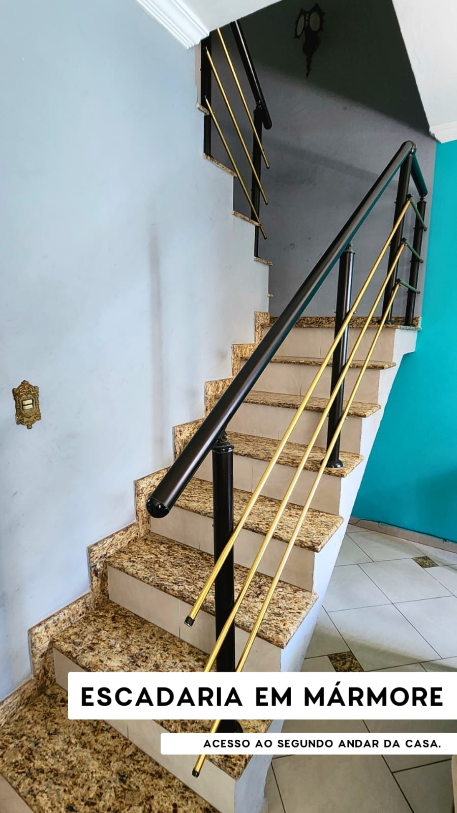   Sobrado completo, porteira fechada!  ✅ 3 dormitórios (1 suíte planejada) + 3 vagas  Rua sem saída, segurança e privacidade Churrasqueira + quintal + varanda privativa  Portões eletrônicos com interfone   Totalmente mobiliado – é entrar e morar!