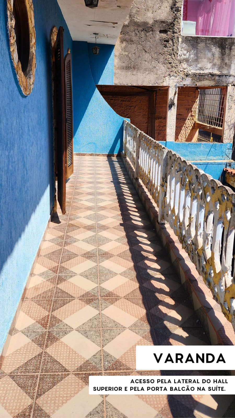   Sobrado completo, porteira fechada!  ✅ 3 dormitórios (1 suíte planejada) + 3 vagas  Rua sem saída, segurança e privacidade Churrasqueira + quintal + varanda privativa  Portões eletrônicos com interfone   Totalmente mobiliado – é entrar e morar!