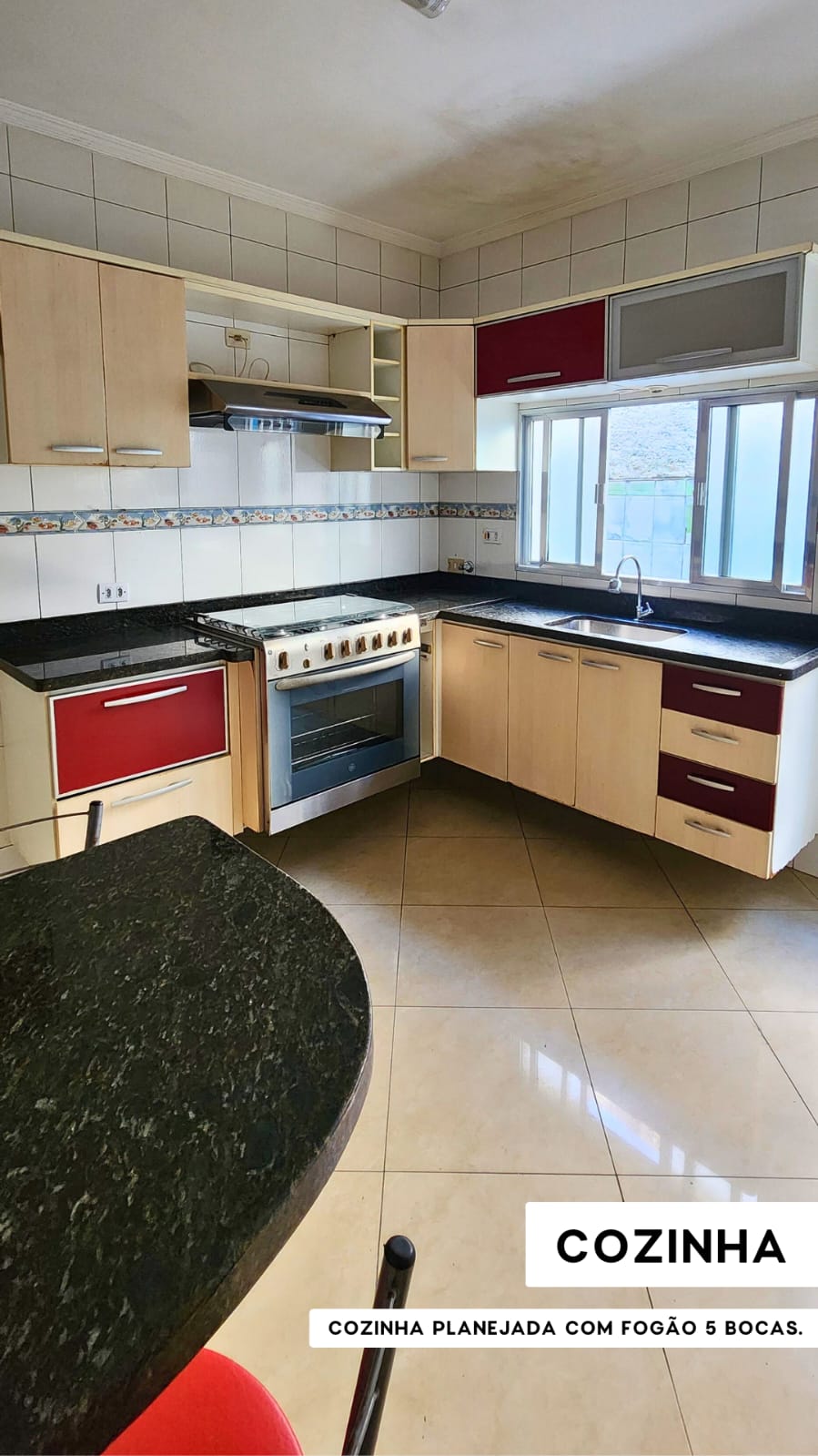   Sobrado completo, porteira fechada!  ✅ 3 dormitórios (1 suíte planejada) + 3 vagas  Rua sem saída, segurança e privacidade Churrasqueira + quintal + varanda privativa  Portões eletrônicos com interfone   Totalmente mobiliado – é entrar e morar!