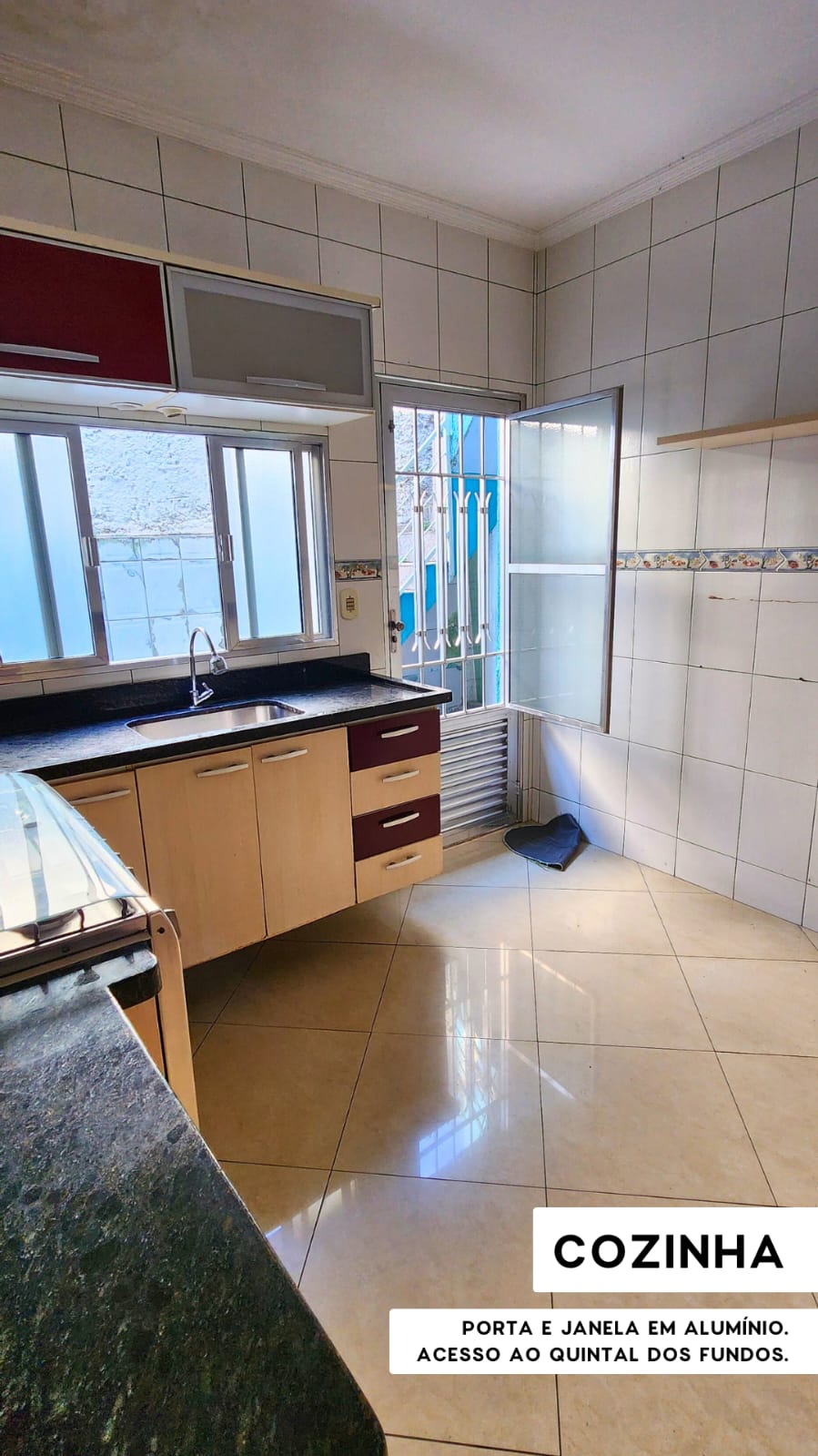   Sobrado completo, porteira fechada!  ✅ 3 dormitórios (1 suíte planejada) + 3 vagas  Rua sem saída, segurança e privacidade Churrasqueira + quintal + varanda privativa  Portões eletrônicos com interfone   Totalmente mobiliado – é entrar e morar!