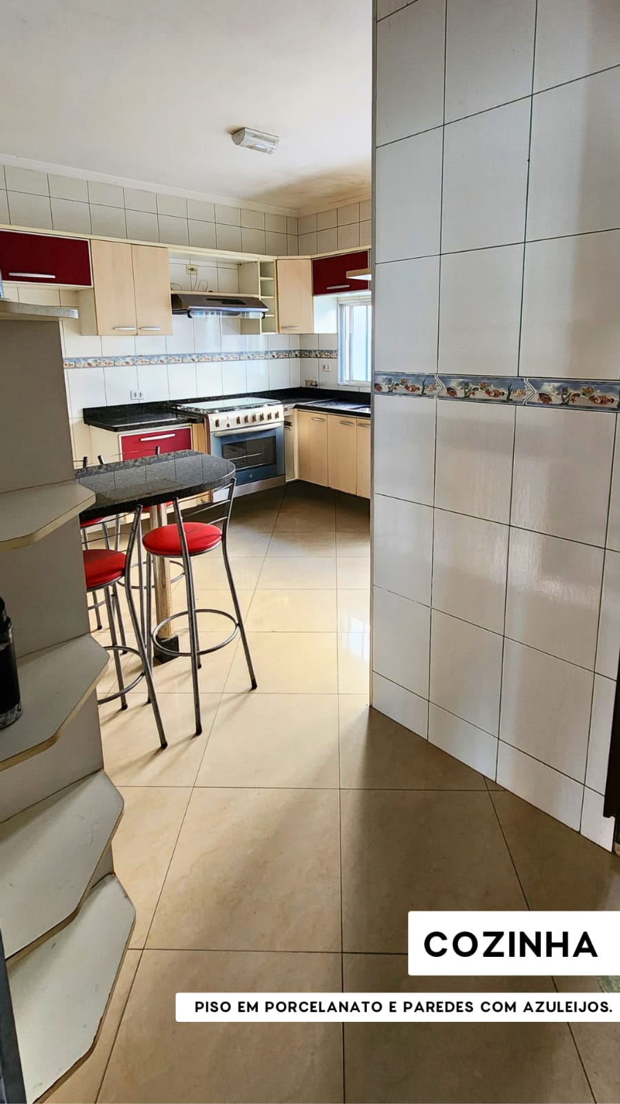   Sobrado completo, porteira fechada!  ✅ 3 dormitórios (1 suíte planejada) + 3 vagas  Rua sem saída, segurança e privacidade Churrasqueira + quintal + varanda privativa  Portões eletrônicos com interfone   Totalmente mobiliado – é entrar e morar!