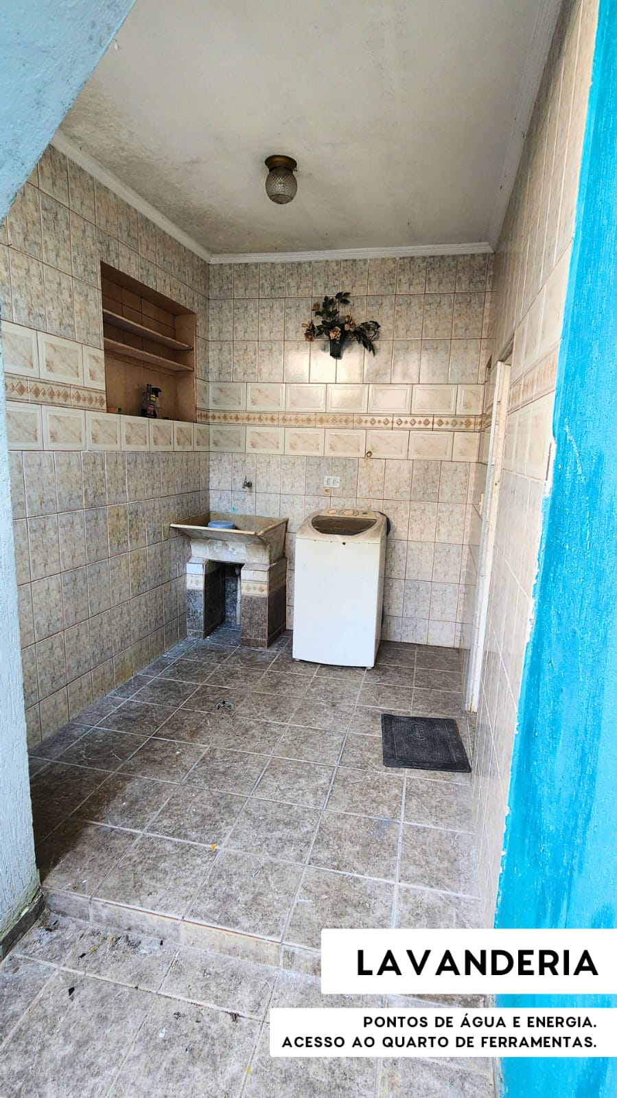   Sobrado completo, porteira fechada!  ✅ 3 dormitórios (1 suíte planejada) + 3 vagas  Rua sem saída, segurança e privacidade Churrasqueira + quintal + varanda privativa  Portões eletrônicos com interfone   Totalmente mobiliado – é entrar e morar!