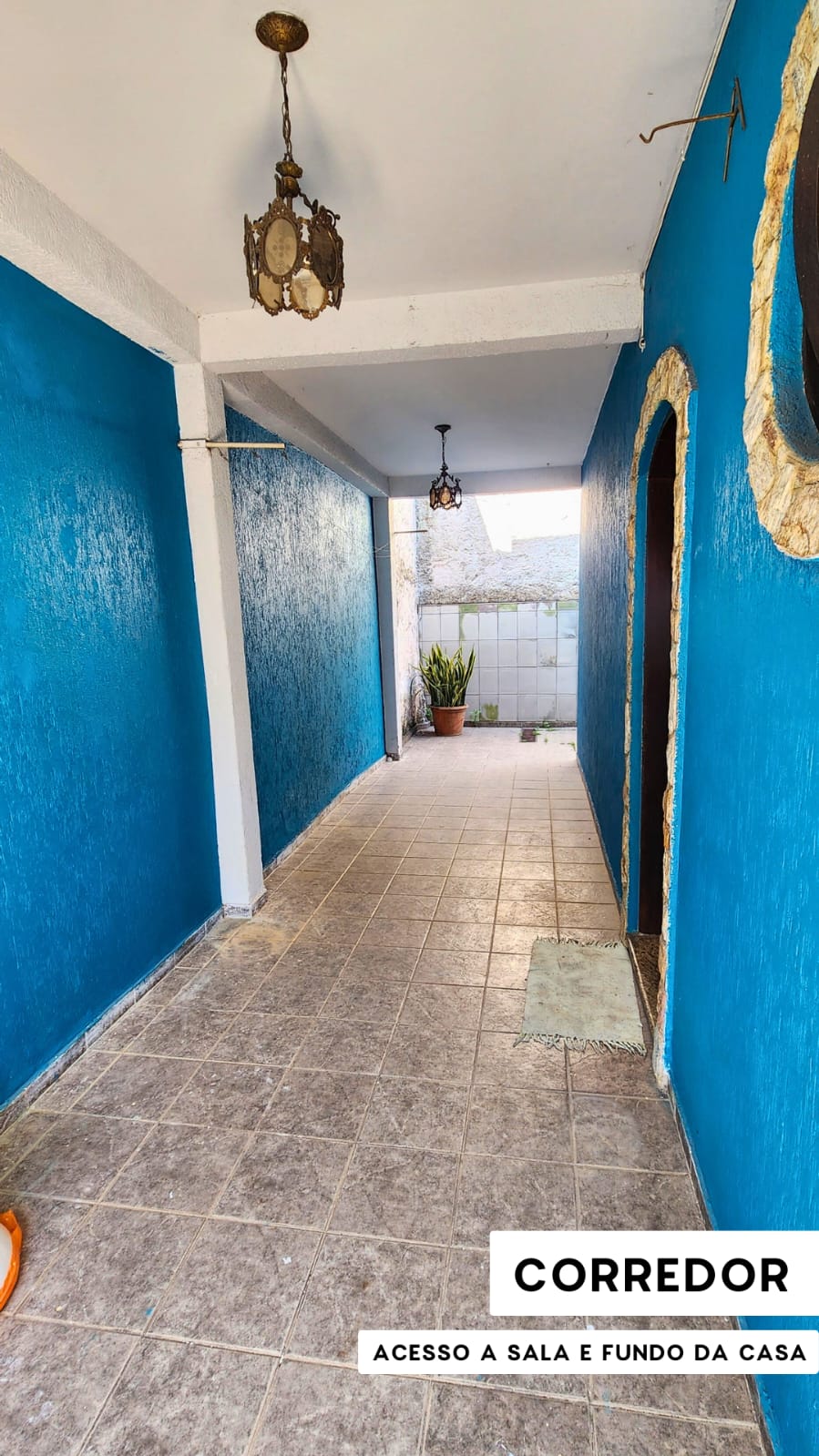   Sobrado completo, porteira fechada!  ✅ 3 dormitórios (1 suíte planejada) + 3 vagas  Rua sem saída, segurança e privacidade Churrasqueira + quintal + varanda privativa  Portões eletrônicos com interfone   Totalmente mobiliado – é entrar e morar!