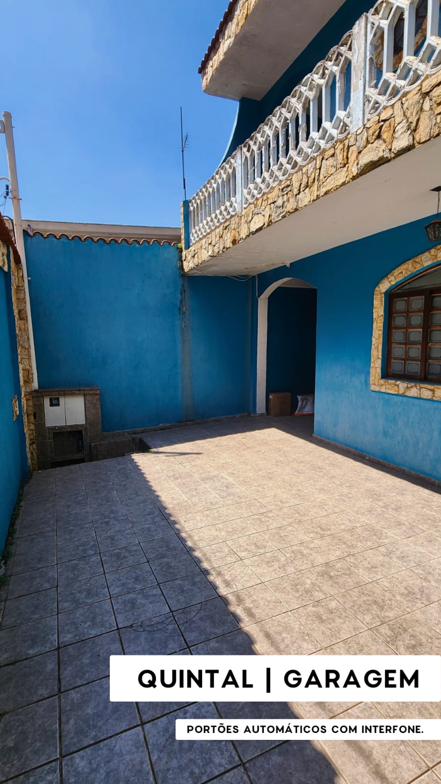   Sobrado completo, porteira fechada!  ✅ 3 dormitórios (1 suíte planejada) + 3 vagas  Rua sem saída, segurança e privacidade Churrasqueira + quintal + varanda privativa  Portões eletrônicos com interfone   Totalmente mobiliado – é entrar e morar!