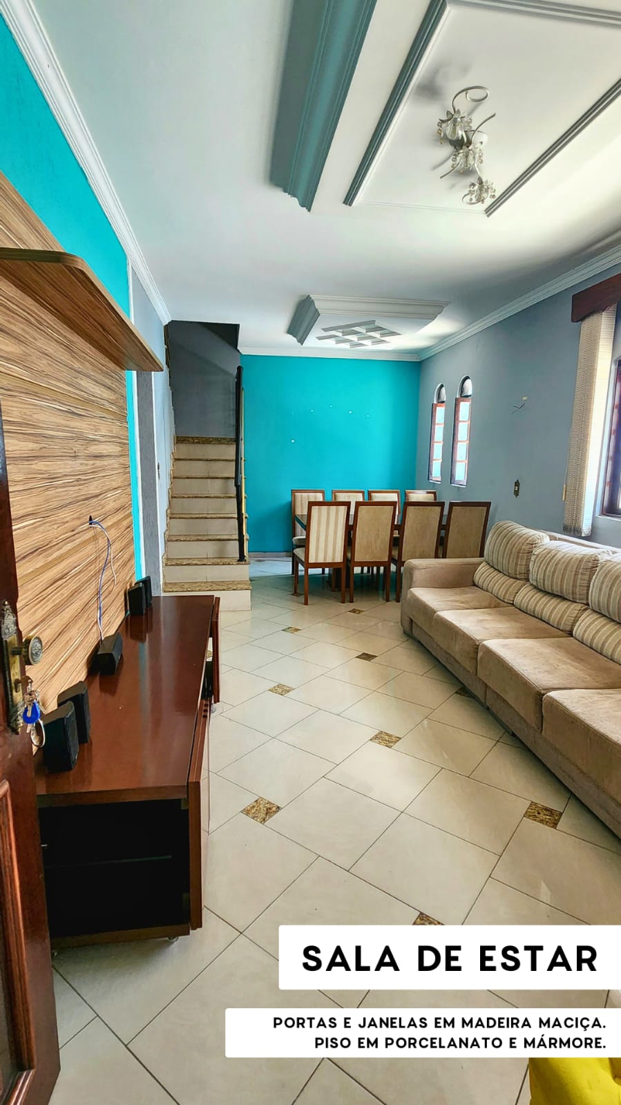   Sobrado completo, porteira fechada!  ✅ 3 dormitórios (1 suíte planejada) + 3 vagas  Rua sem saída, segurança e privacidade Churrasqueira + quintal + varanda privativa  Portões eletrônicos com interfone   Totalmente mobiliado – é entrar e morar!