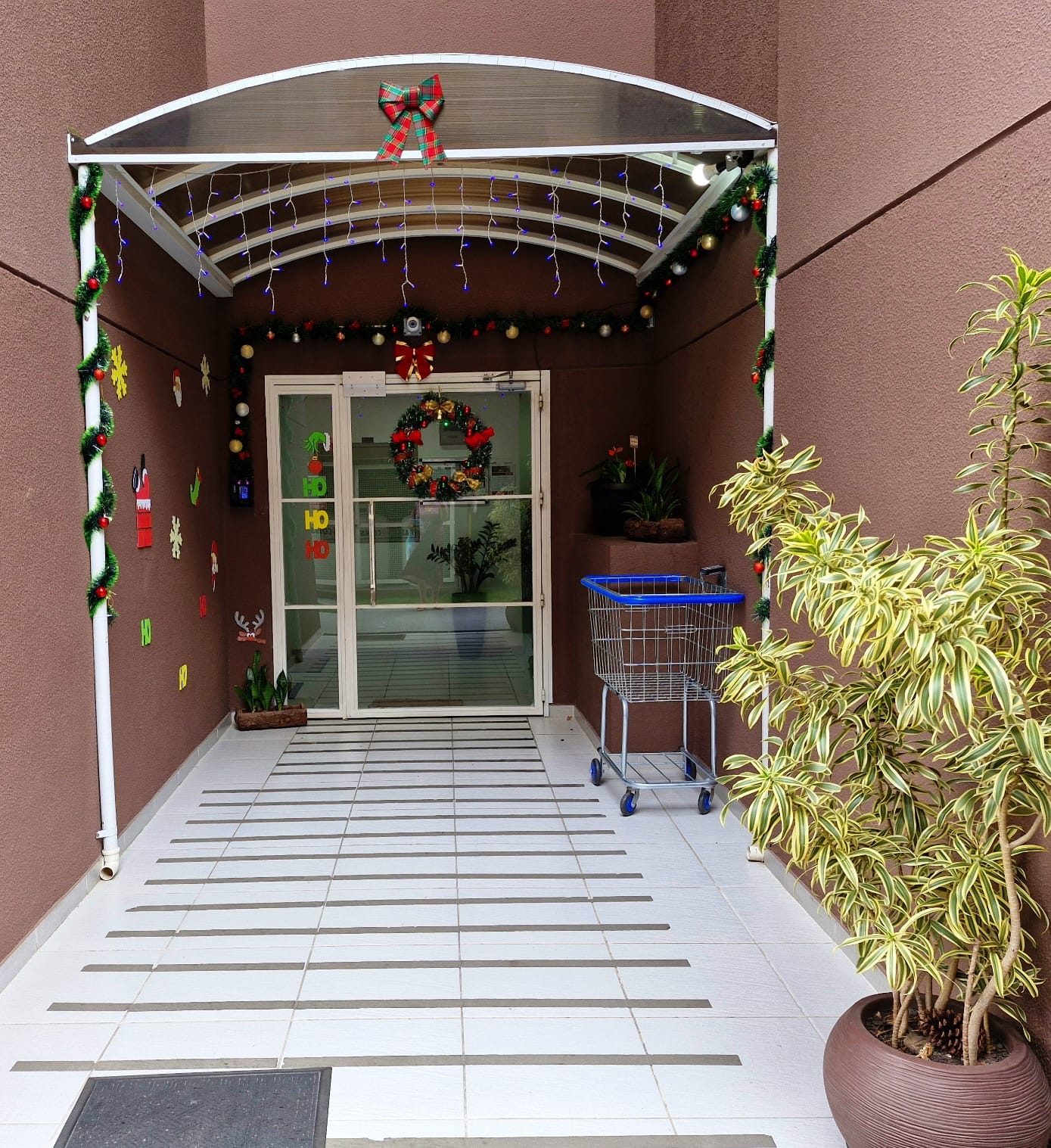  Lindo Apartamento com Vista Privilegiada – 24º Andar (Último Andar!)  Vila Matilde – Próximo ao Metrô  ✨ Destaques imperdíveis: ✔️ Vista livre de todas as janelas ✔️ Último andar – sem vizinhos acima ✔️ Divisa com apenas 1 apartamento ✔️ Ao lado do elevador ✔️ Condomínio novo com reconhecimento facial na portaria eletrônica ✔️ Clausura para segurança total