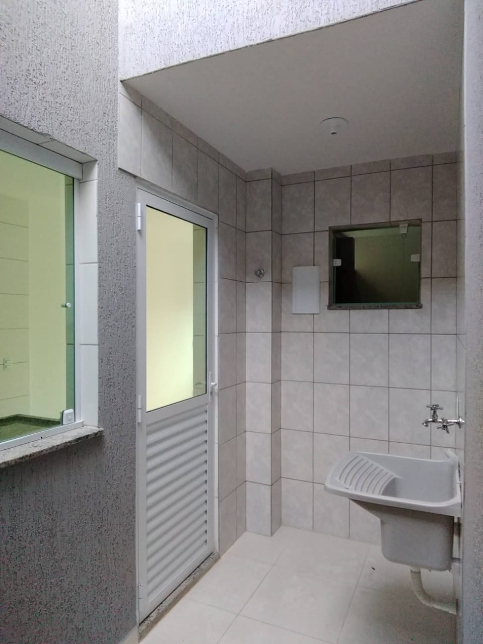 Sobrado à Venda  Itaim Paulista  ✨ Aproveite esta oportunidade única! ✨Localização: Rua Morro da Capoaba  Itaim Paulista Área: 60m² bem distribuídos  2 Suítes modernas  1 vagas de garagem  com vaga subterrânea para maior segurança e comodidade.