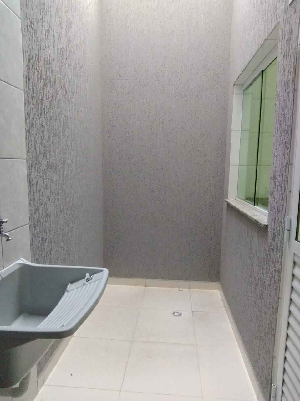 Sobrado à Venda  Itaim Paulista  ✨ Aproveite esta oportunidade única! ✨Localização: Rua Morro da Capoaba  Itaim Paulista Área: 60m² bem distribuídos  2 Suítes modernas  1 vagas de garagem  com vaga subterrânea para maior segurança e comodidade.