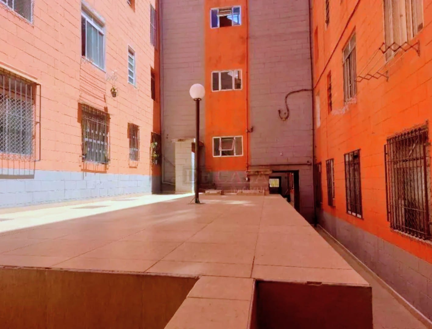 Apartamento Reformado e Bem Localizado – Rua Giulio Ferro  Condomínio 1 vaga de garagem coberta e fechada  Documentação ok  ✨ Destaques do imóvel:  Amplo, reformado e bem conservado  2 dormitórios com móveis planejados  Sala espaçosa  Cozinha planejada  Banheiro com box de vidro  Lavanderia .