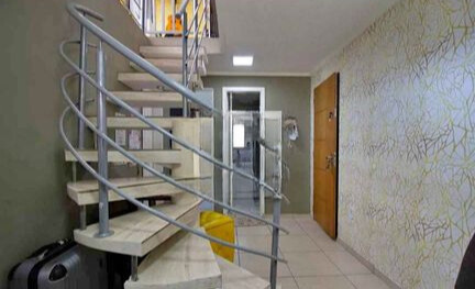 Apartamento à Venda – Cidade Líder  ✨ Destaques do Imóvel:  2 dormitórios planejados  112 m² totalmente mobiliado “porteira fechada”  Sala com sofá e painel de TV  Cozinha planejada com geladeira e micro-ondas  Quartos planejados, cama queen  Área superior com churrasqueira, máquina de lavar e armário  Espaço para escritório com mesa e cadeira  Excelente localização em Cidade Líder.