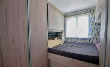 Apartamento à Venda – Cidade Líder  ✨ Destaques do Imóvel:  2 dormitórios planejados  112 m² totalmente mobiliado “porteira fechada”  Sala com sofá e painel de TV  Cozinha planejada com geladeira e micro-ondas  Quartos planejados, cama queen  Área superior com churrasqueira, máquina de lavar e armário  Espaço para escritório com mesa e cadeira  Excelente localização em Cidade Líder.