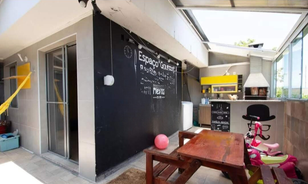 Apartamento à Venda – Cidade Líder  ✨ Destaques do Imóvel:  2 dormitórios planejados  112 m² totalmente mobiliado “porteira fechada”  Sala com sofá e painel de TV  Cozinha planejada com geladeira e micro-ondas  Quartos planejados, cama queen  Área superior com churrasqueira, máquina de lavar e armário  Espaço para escritório com mesa e cadeira  Excelente localização em Cidade Líder.