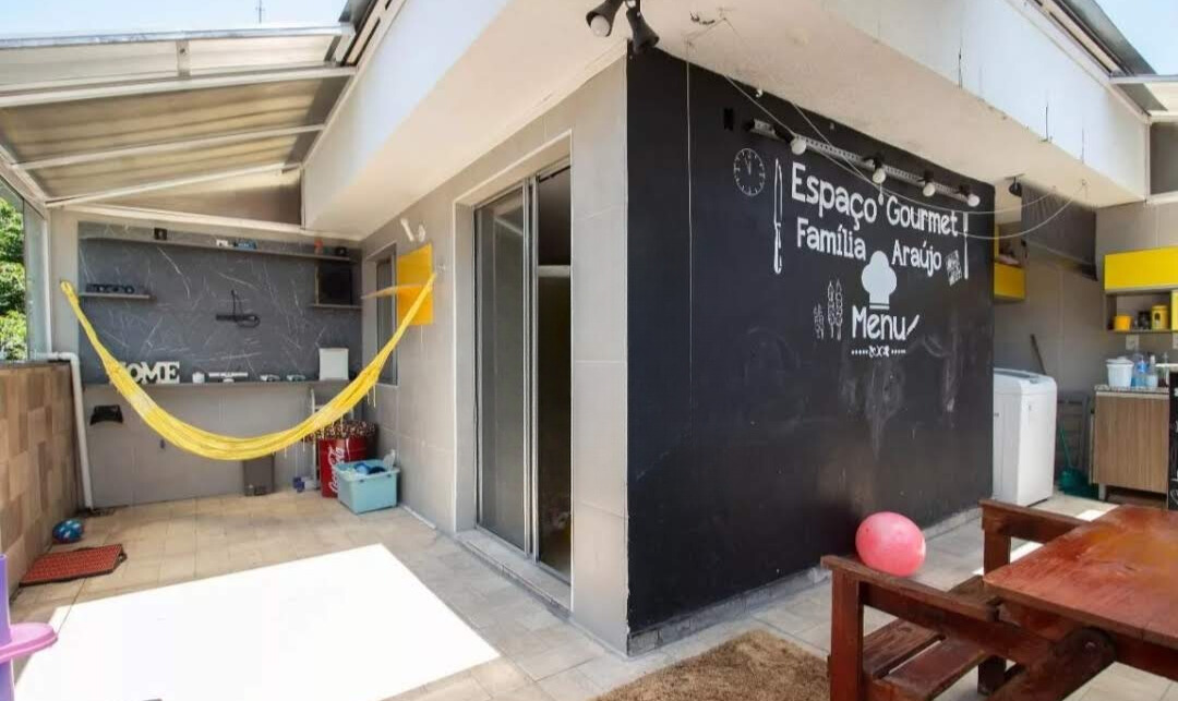 Apartamento à Venda – Cidade Líder  ✨ Destaques do Imóvel:  2 dormitórios planejados  112 m² totalmente mobiliado “porteira fechada”  Sala com sofá e painel de TV  Cozinha planejada com geladeira e micro-ondas  Quartos planejados, cama queen  Área superior com churrasqueira, máquina de lavar e armário  Espaço para escritório com mesa e cadeira  Excelente localização em Cidade Líder.