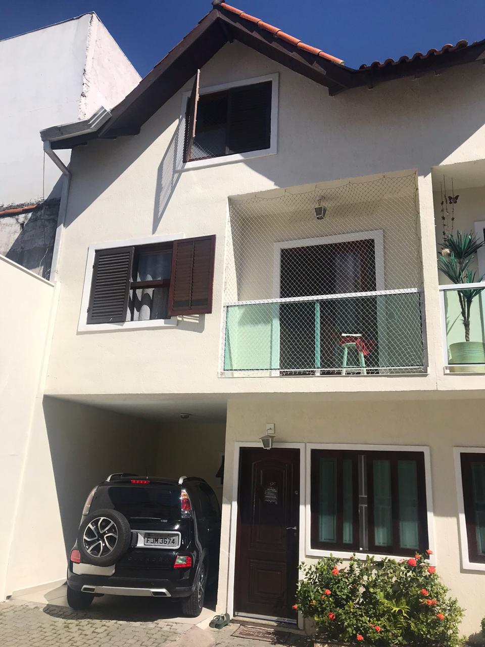 Casa em Condomínio Fechado – Vila Granada   ✨ Características do Imóvel:  3 dormitórios (sendo 2 suítes)  154 m²  2 vagas de garagem  Sala com dois ambientes e lavabo  Quarto com sacada  Sótão com suíte e pé direito alto   Condomínio com lazer