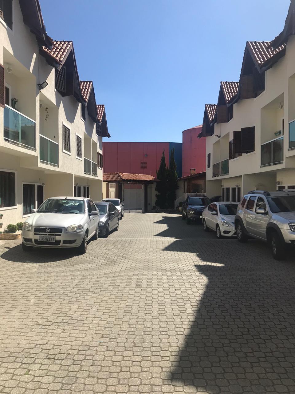 Casa em Condomínio Fechado – Vila Granada   ✨ Características do Imóvel:  3 dormitórios (sendo 2 suítes)  154 m²  2 vagas de garagem  Sala com dois ambientes e lavabo  Quarto com sacada  Sótão com suíte e pé direito alto   Condomínio com lazer