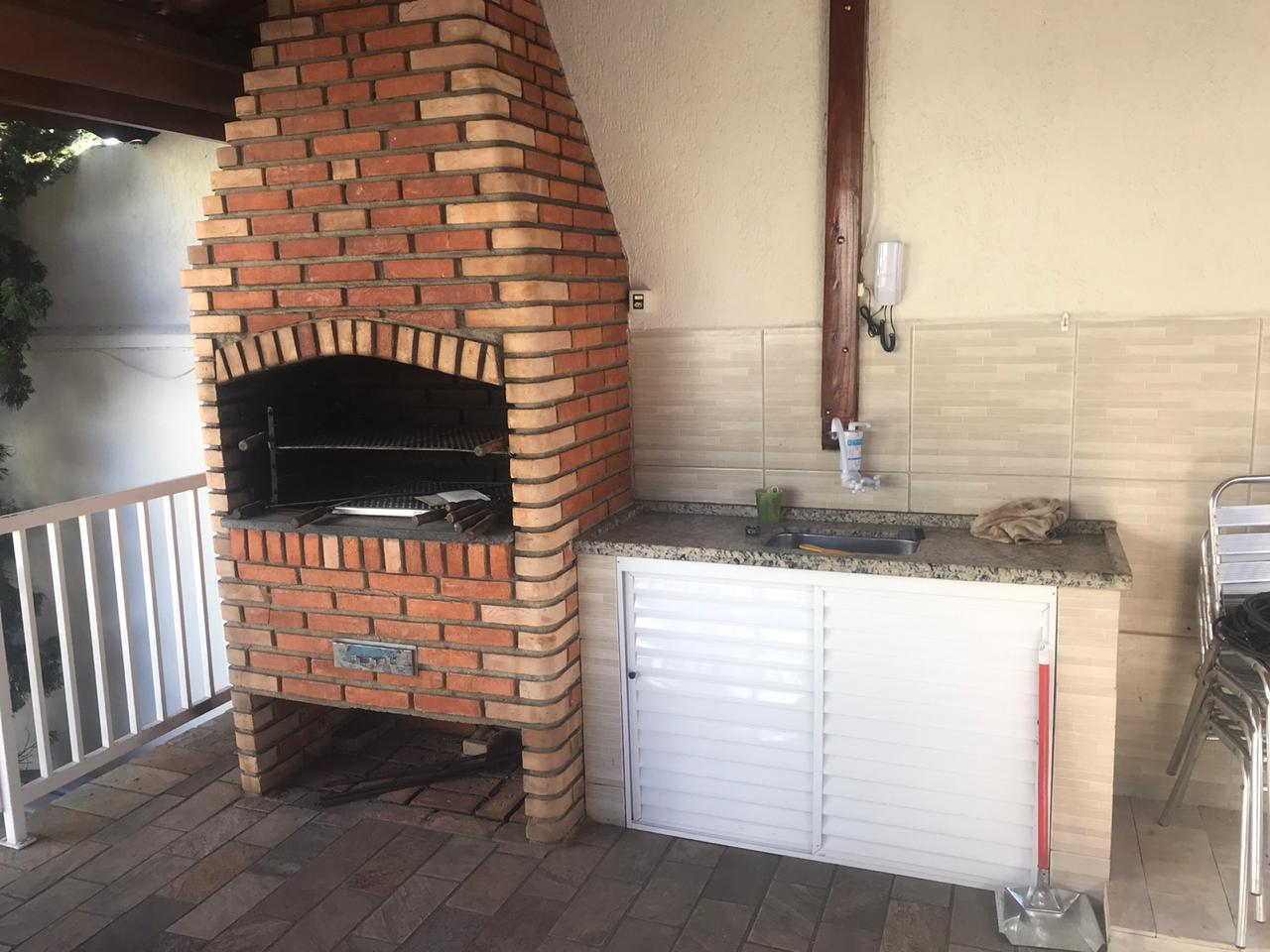 Casa em Condomínio Fechado – Vila Granada   ✨ Características do Imóvel:  3 dormitórios (sendo 2 suítes)  154 m²  2 vagas de garagem  Sala com dois ambientes e lavabo  Quarto com sacada  Sótão com suíte e pé direito alto   Condomínio com lazer