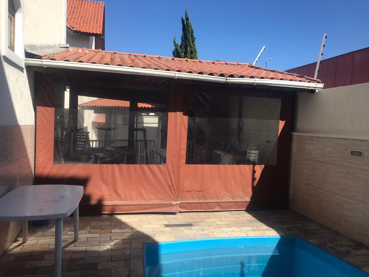 Casa em Condomínio Fechado – Vila Granada   ✨ Características do Imóvel:  3 dormitórios (sendo 2 suítes)  154 m²  2 vagas de garagem  Sala com dois ambientes e lavabo  Quarto com sacada  Sótão com suíte e pé direito alto   Condomínio com lazer