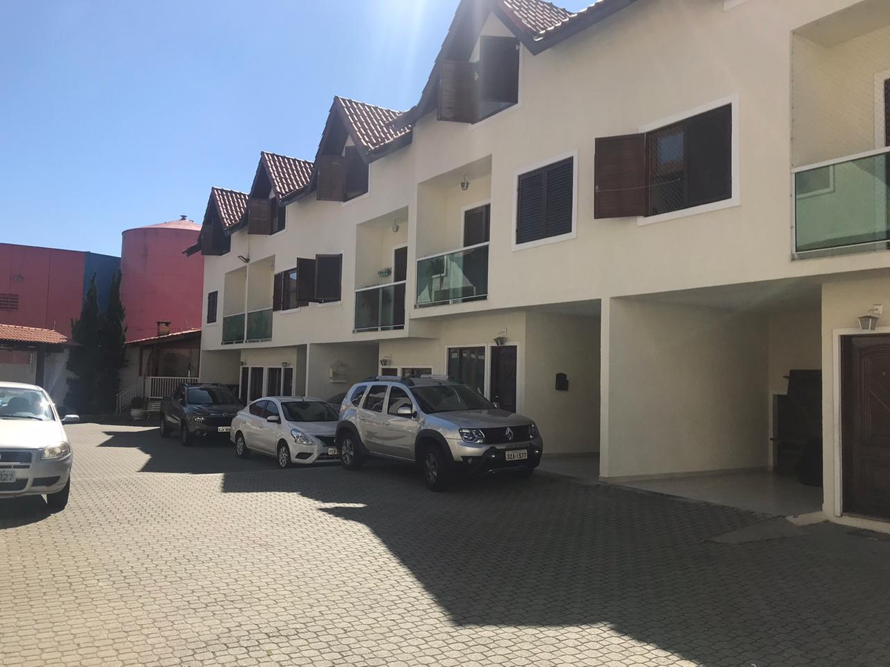 Casa em Condomínio Fechado – Vila Granada   ✨ Características do Imóvel:  3 dormitórios (sendo 2 suítes)  154 m²  2 vagas de garagem  Sala com dois ambientes e lavabo  Quarto com sacada  Sótão com suíte e pé direito alto   Condomínio com lazer