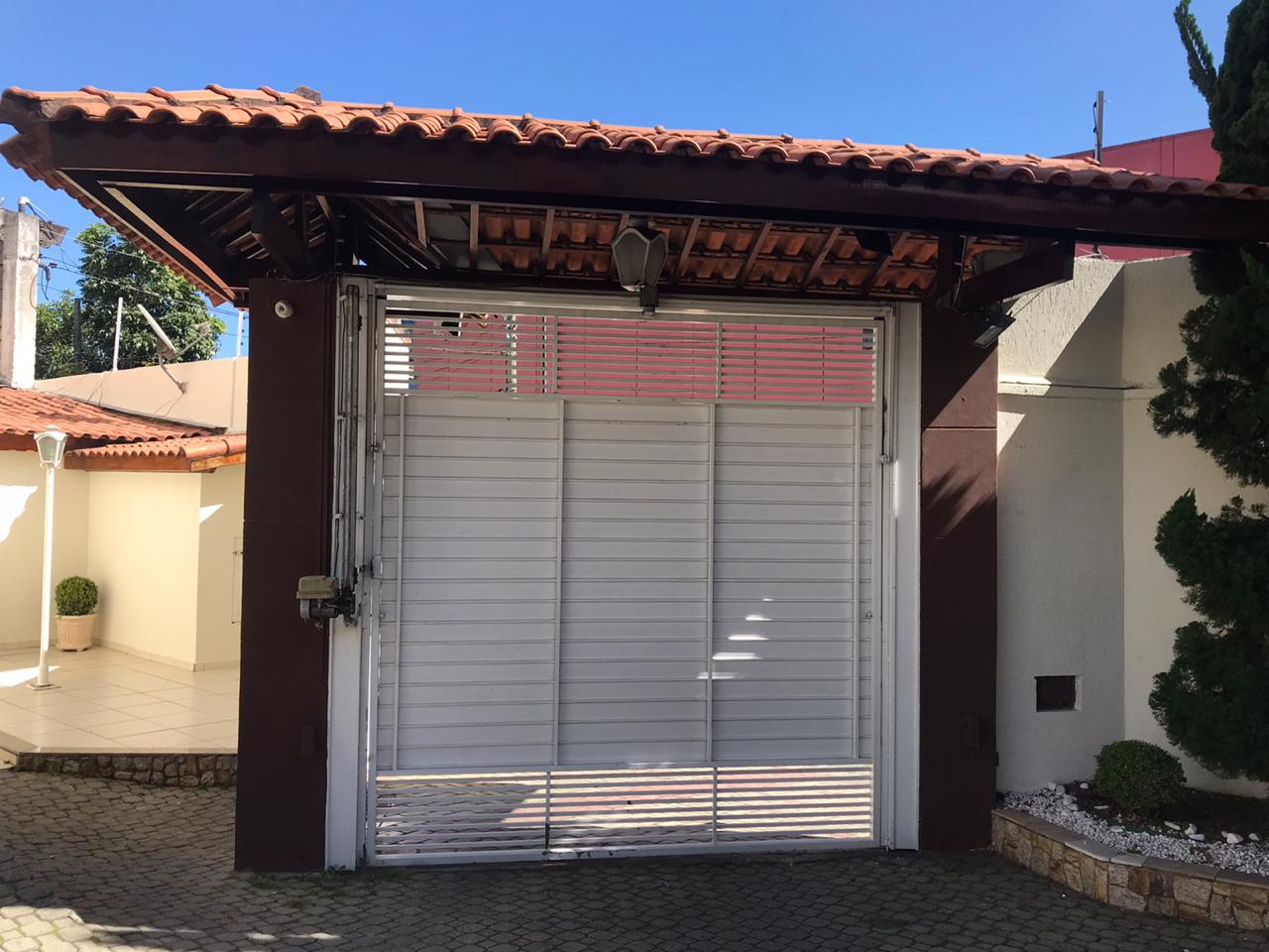 Casa em Condomínio Fechado – Vila Granada   ✨ Características do Imóvel:  3 dormitórios (sendo 2 suítes)  154 m²  2 vagas de garagem  Sala com dois ambientes e lavabo  Quarto com sacada  Sótão com suíte e pé direito alto   Condomínio com lazer