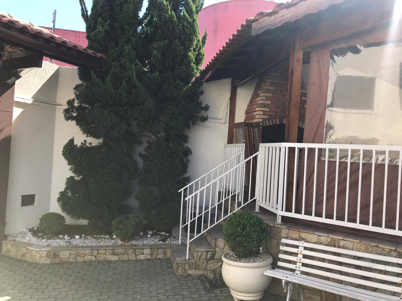 Casa em Condomínio Fechado – Vila Granada   ✨ Características do Imóvel:  3 dormitórios (sendo 2 suítes)  154 m²  2 vagas de garagem  Sala com dois ambientes e lavabo  Quarto com sacada  Sótão com suíte e pé direito alto   Condomínio com lazer