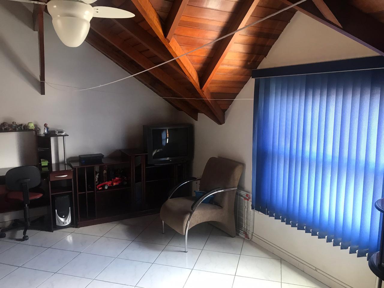 Casa em Condomínio Fechado – Vila Granada   ✨ Características do Imóvel:  3 dormitórios (sendo 2 suítes)  154 m²  2 vagas de garagem  Sala com dois ambientes e lavabo  Quarto com sacada  Sótão com suíte e pé direito alto   Condomínio com lazer