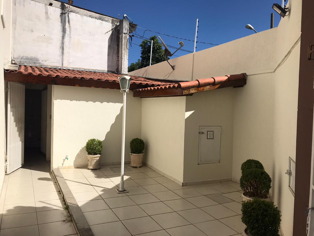 Casa em Condomínio Fechado – Vila Granada   ✨ Características do Imóvel:  3 dormitórios (sendo 2 suítes)  154 m²  2 vagas de garagem  Sala com dois ambientes e lavabo  Quarto com sacada  Sótão com suíte e pé direito alto   Condomínio com lazer