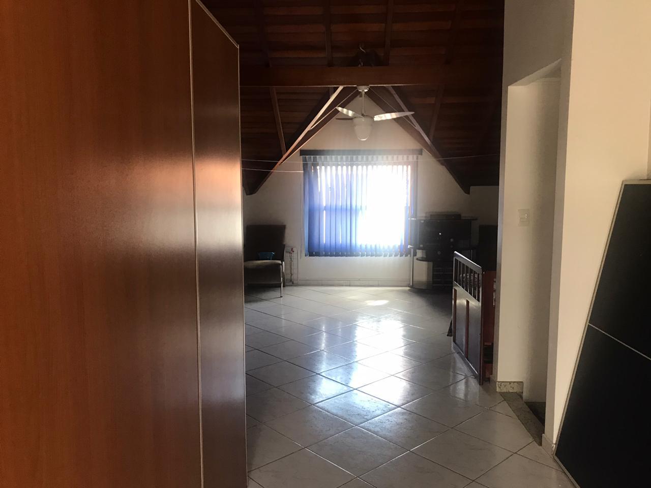 Casa em Condomínio Fechado – Vila Granada   ✨ Características do Imóvel:  3 dormitórios (sendo 2 suítes)  154 m²  2 vagas de garagem  Sala com dois ambientes e lavabo  Quarto com sacada  Sótão com suíte e pé direito alto   Condomínio com lazer