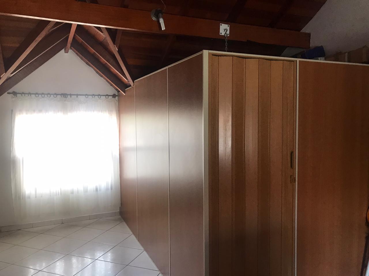Casa em Condomínio Fechado – Vila Granada   ✨ Características do Imóvel:  3 dormitórios (sendo 2 suítes)  154 m²  2 vagas de garagem  Sala com dois ambientes e lavabo  Quarto com sacada  Sótão com suíte e pé direito alto   Condomínio com lazer