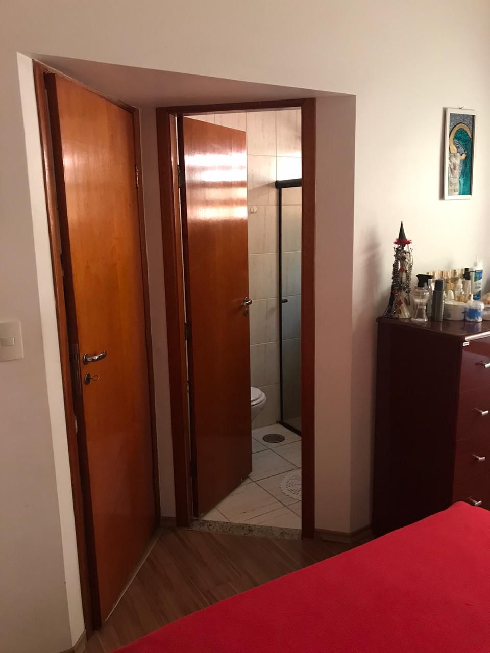 Casa em Condomínio Fechado – Vila Granada   ✨ Características do Imóvel:  3 dormitórios (sendo 2 suítes)  154 m²  2 vagas de garagem  Sala com dois ambientes e lavabo  Quarto com sacada  Sótão com suíte e pé direito alto   Condomínio com lazer