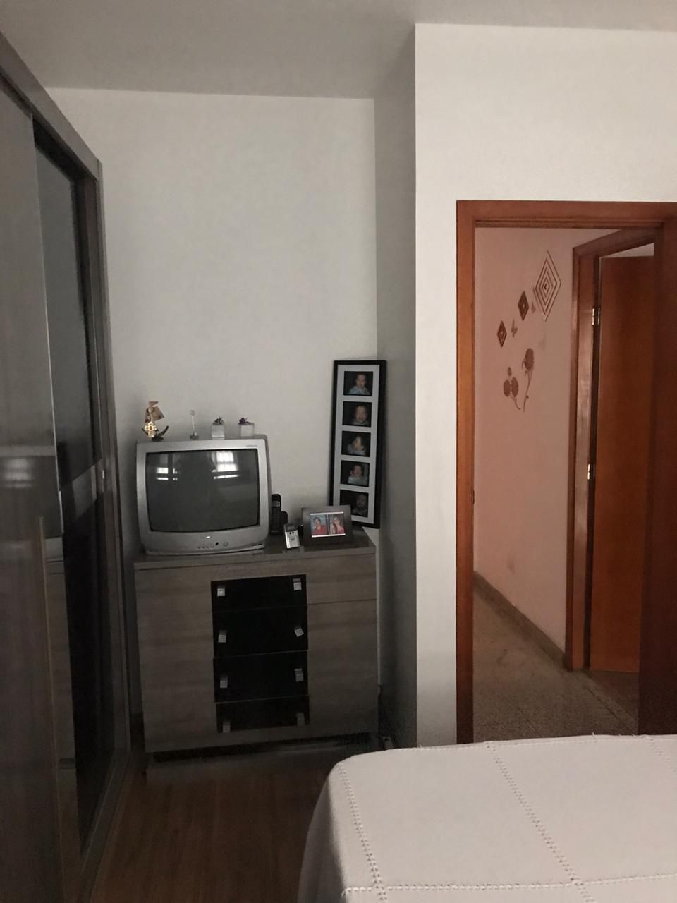 Casa em Condomínio Fechado – Vila Granada   ✨ Características do Imóvel:  3 dormitórios (sendo 2 suítes)  154 m²  2 vagas de garagem  Sala com dois ambientes e lavabo  Quarto com sacada  Sótão com suíte e pé direito alto   Condomínio com lazer