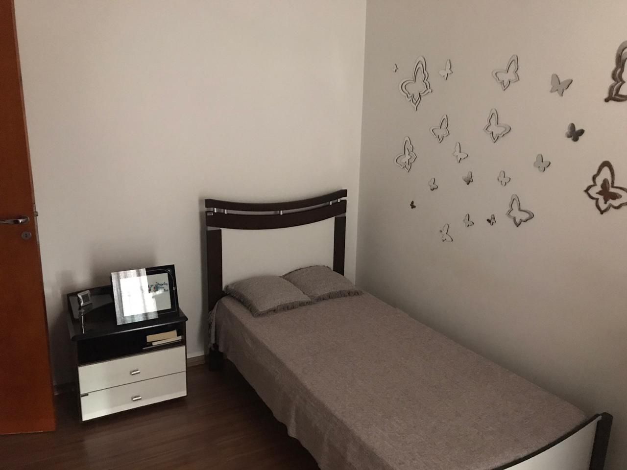 Casa em Condomínio Fechado – Vila Granada   ✨ Características do Imóvel:  3 dormitórios (sendo 2 suítes)  154 m²  2 vagas de garagem  Sala com dois ambientes e lavabo  Quarto com sacada  Sótão com suíte e pé direito alto   Condomínio com lazer