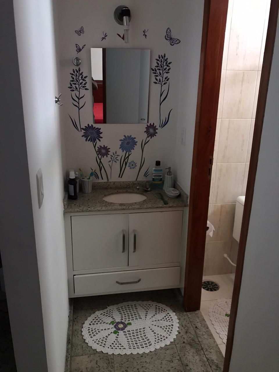 Casa em Condomínio Fechado – Vila Granada   ✨ Características do Imóvel:  3 dormitórios (sendo 2 suítes)  154 m²  2 vagas de garagem  Sala com dois ambientes e lavabo  Quarto com sacada  Sótão com suíte e pé direito alto   Condomínio com lazer